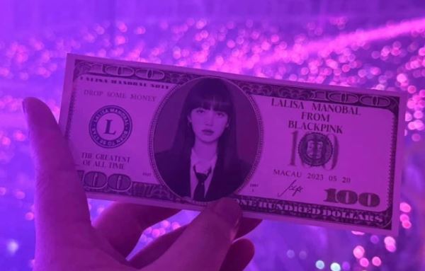 Tờ tiền in hình Lisa kèm chữ ký trong concert tại Hàn được BLINK rao bán 18 triệu