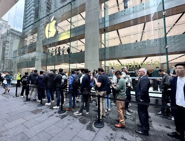 Apple vẫn chứng tỏ đẳng cấp: Hàng dài xếp hàng mua iPhone 15, đến người thất nghiệp cũng chịu chi hơn 1.000 USD